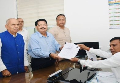 मेरा परिमल झारखण्ड आया ओ रामजी…, मेरा नथवानी झारखण्ड आया ओ रामजी… और आगे भजन गाओ…, हरे परिमल, हरे परिमल, परिमल, परिमल हरे, हरे…, हरे नथवानी, हरे नथवानी, नथवानी, नथवानी, हरे, हरे…