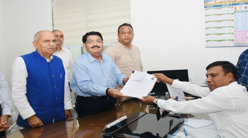 मेरा परिमल झारखण्ड आया ओ रामजी…, मेरा नथवानी झारखण्ड आया ओ रामजी… और आगे भजन गाओ…, हरे परिमल, हरे परिमल, परिमल, परिमल हरे, हरे…, हरे नथवानी, हरे नथवानी, नथवानी, नथवानी, हरे, हरे…