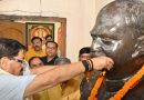 जिस आर्गेनाइजेशन से वो जुड़ा है भला उसे कौन हरायेगा? वो पार्टियां जो इनके चंदे से जीवित हैं, वो अखबार जो इनके द्वारा उपकृत होते हैं, वे रीढ़विहीन विधायक व पत्रकार उसे चुनौती देंगे, जो उनके टुकड़ों पर पलते हैं