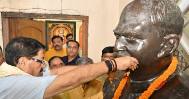 जिस आर्गेनाइजेशन से वो जुड़ा है भला उसे कौन हरायेगा? वो पार्टियां जो इनके चंदे से जीवित हैं, वो अखबार जो इनके द्वारा उपकृत होते हैं, वे रीढ़विहीन विधायक व पत्रकार उसे चुनौती देंगे, जो उनके टुकड़ों पर पलते हैं
