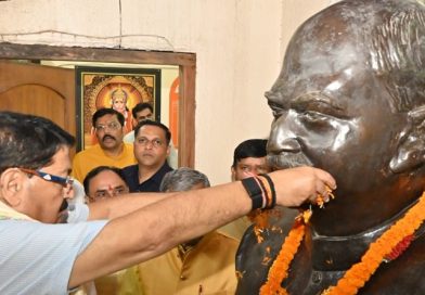 जिस आर्गेनाइजेशन से वो जुड़ा है भला उसे कौन हरायेगा? वो पार्टियां जो इनके चंदे से जीवित हैं, वो अखबार जो इनके द्वारा उपकृत होते हैं, वे रीढ़विहीन विधायक व पत्रकार उसे चुनौती देंगे, जो उनके टुकड़ों पर पलते हैं