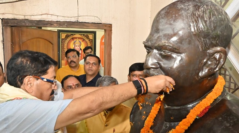 जिस आर्गेनाइजेशन से वो जुड़ा है भला उसे कौन हरायेगा? वो पार्टियां जो इनके चंदे से जीवित हैं, वो अखबार जो इनके द्वारा उपकृत होते हैं, वे रीढ़विहीन विधायक व पत्रकार उसे चुनौती देंगे, जो उनके टुकड़ों पर पलते हैं