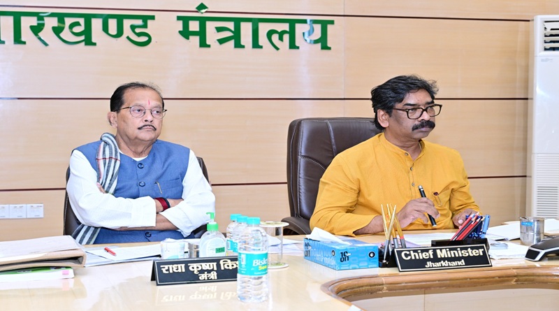 मुख्यमंत्री हेमन्त सोरेन ने योजना एवं विकास विभाग के कार्य प्रगति की समीक्षा में अधिकारियों से कहा विभिन्न योजनाओं एवं बजटीय प्रावधानों के कार्यान्वयन को करें गति प्रदान