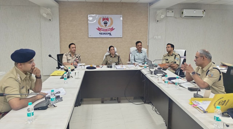 पलामू प्रक्षेत्र अन्तर्गत अपराध नियंत्रण एवं विधि-व्यवस्था को लेकर पुलिस महानिदेशक तदाशा मिश्र ने की समीक्षा बैठक