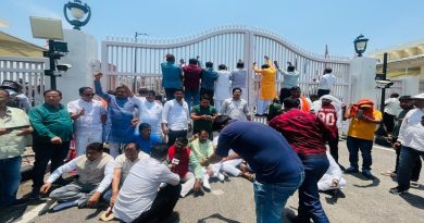 अब औपचारिकता मात्र रह गई है, परिमल नाथवानी भगवान को जीतना ही है, इसलिए सभी प्रेम से बोले लक्ष्मी पर अखंड विश्वास रखनेवाले, झारखण्ड उद्धारक, विधायक उद्धारक, समस्त दल उद्धारक, नाथवानी भगवान की जय