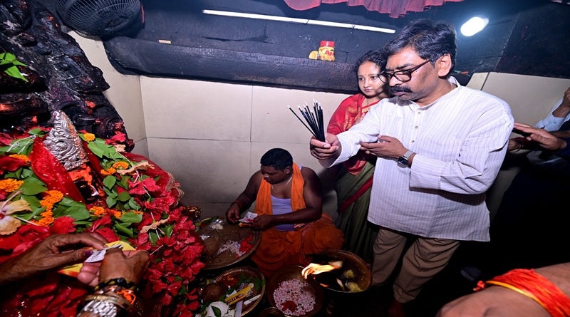 तमाड़ स्थित दिउड़ी मंदिर में सपत्नीक पहुंचे झारखण्ड के मुख्यमंत्री हेमन्त सोरेन, की पूजा-अर्चना, राज्य की समृद्धि व उन्नति की कामना की
