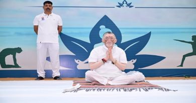 योग संपूर्ण विश्व को भारत का अनुपम उपहार, यह स्वस्थ, संतुलित व सार्थक जीवन जीने की एक समग्र जीवन पद्धतिः संतोष कुमार गंगवार