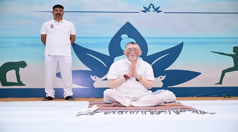 योग संपूर्ण विश्व को भारत का अनुपम उपहार, यह स्वस्थ, संतुलित व सार्थक जीवन जीने की एक समग्र जीवन पद्धतिः संतोष कुमार गंगवार