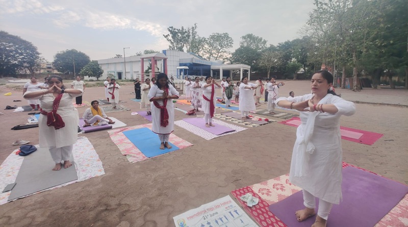 मेदिनीनगर की मोनिका प्रिया, जिन्होंने अकेले शुरू किया था योग करना आज उनके साथ हैं 50 महिलाएं