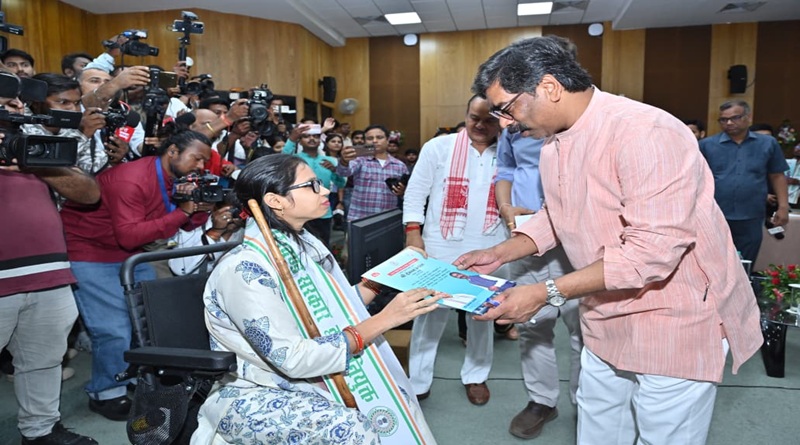 CM हेमन्त सोरेन ने JPSC द्वारा नव-चयनित अभ्यर्थियों को सौंपे नियुक्ति पत्र, कहा -स्वास्थ्य सेवाओं को सुदृढ़ बनाने के लिए सरकार प्रतिबद्ध, आगे भी होंगी व्यापक स्तर पर नियुक्तियां और संरचनात्मक सुधार