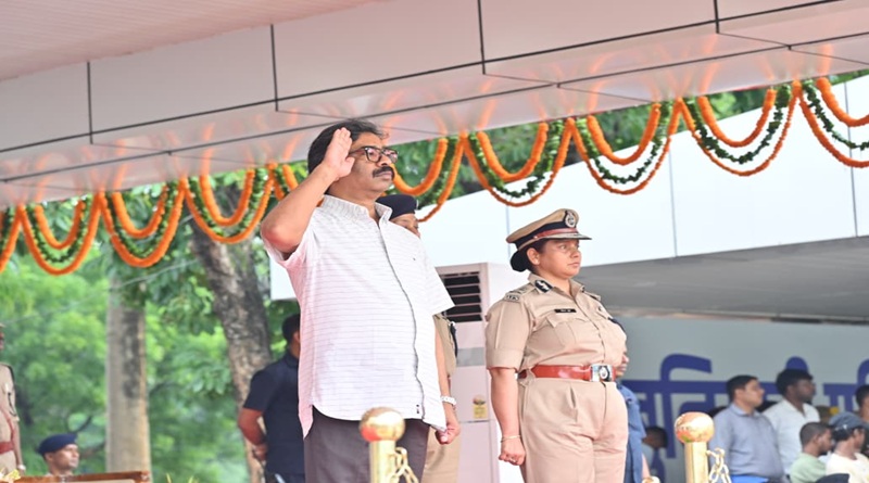 जैप 1 ग्राउंड, डोरंडा में आयोजित “बुनियादी प्रशिक्षुओं का पारण परेड समारोह को संबोधित करते हुए CM हेमन्त सोरेन ने कहा पुलिस बल में महिलाओं की बढ़ती भागीदारी हर्ष का विषय