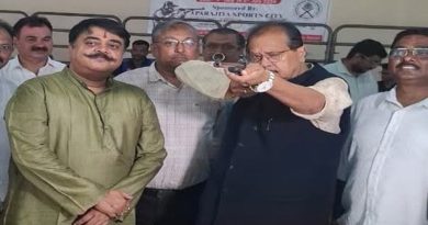 सवाल उठता है कि किसी मंत्री को उनकी सुरक्षा के लिए 16 जवान और चार गाड़ियां क्यों? और जब उन्हें अपनी सुरक्षा की इतनी ही चिन्ता है, तो वे मंत्री पद को त्याग अपने घर पर विश्राम क्यों नहीं करते?
