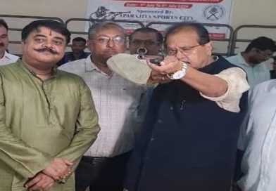 सवाल उठता है कि किसी मंत्री को उनकी सुरक्षा के लिए 16 जवान और चार गाड़ियां क्यों? और जब उन्हें अपनी सुरक्षा की इतनी ही चिन्ता है, तो वे मंत्री पद को त्याग अपने घर पर विश्राम क्यों नहीं करते?