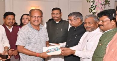 ये भाजपा के नेता इडली, डोसा, सिंघाड़ा आदि दुकानों के उद्घाटन संबंधी फोटो सोशल साइट पर डाल अघाते नहीं थकते, तो ये पत्रकारों के लिए आयोजित स्नेह मिलन या मटनोत्सव को अपने सोशल साइट पर जगह क्यों नहीं दी?