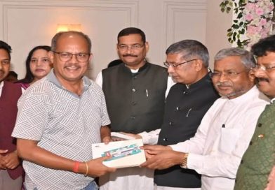 ये भाजपा के नेता इडली, डोसा, सिंघाड़ा आदि दुकानों के उद्घाटन संबंधी फोटो सोशल साइट पर डाल अघाते नहीं थकते, तो ये पत्रकारों के लिए आयोजित स्नेह मिलन या मटनोत्सव को अपने सोशल साइट पर जगह क्यों नहीं दी?