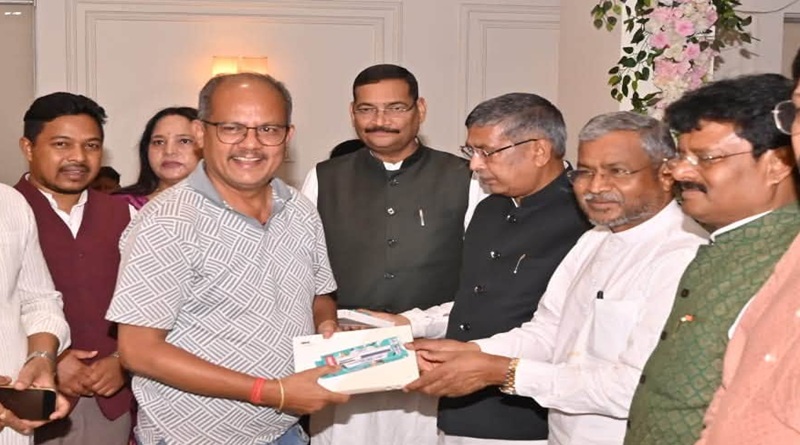 ये भाजपा के नेता इडली, डोसा, सिंघाड़ा आदि दुकानों के उद्घाटन संबंधी फोटो सोशल साइट पर डाल अघाते नहीं थकते, तो ये पत्रकारों के लिए आयोजित स्नेह मिलन या मटनोत्सव को अपने सोशल साइट पर जगह क्यों नहीं दी?