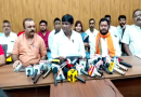 निरसा विधायक ने ढुलू के बेटे को कोयला चोर क्या कह दिया, ढुलू ने अरुप चटर्जी को कैरेक्टरलेस, टकला, कमीशनखोर, पगला, कछुआ छाप, लप्पड़-थप्पड़ खानेवाला और पत्रकारों को टुटपूंजिया बोलकर सम्मानित कर दिया