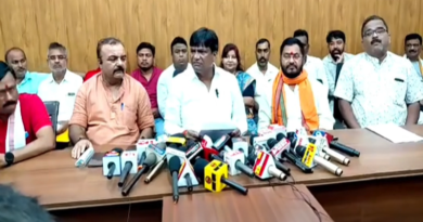 निरसा विधायक ने ढुलू के बेटे को कोयला चोर क्या कह दिया, ढुलू ने अरुप चटर्जी को कैरेक्टरलेस, टकला, कमीशनखोर, पगला, कछुआ छाप, लप्पड़-थप्पड़ खानेवाला और पत्रकारों को टुटपूंजिया बोलकर सम्मानित कर दिया