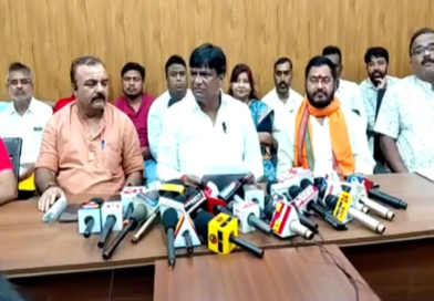 निरसा विधायक ने ढुलू के बेटे को कोयला चोर क्या कह दिया, ढुलू ने अरुप चटर्जी को कैरेक्टरलेस, टकला, कमीशनखोर, पगला, कछुआ छाप, लप्पड़-थप्पड़ खानेवाला और पत्रकारों को टुटपूंजिया बोलकर सम्मानित कर दिया