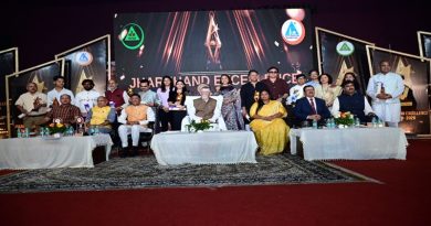 अच्छा होता कि जिन महान आत्माओं को राज्यपाल ने पुरस्कृत किया, उन महान आत्माओं के क्रियाकलापों को भी जनता को बताया जाता, ताकि आम जनता इनके ही पदचिन्हों पर चलकर स्वयं को कृतार्थ कर पाती