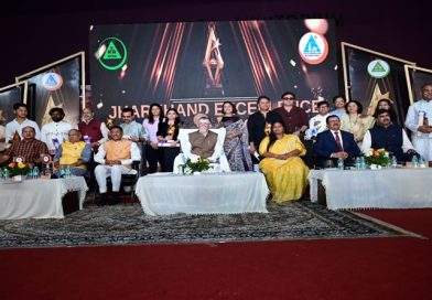 अच्छा होता कि जिन महान आत्माओं को राज्यपाल ने पुरस्कृत किया, उन महान आत्माओं के क्रियाकलापों को भी जनता को बताया जाता, ताकि आम जनता इनके ही पदचिन्हों पर चलकर स्वयं को कृतार्थ कर पाती