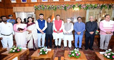 इसका जवाब कौन देगा, जब भाजपा, कांग्रेस, झामुमो और प्रभात खबर के बीच ही सूचना आयुक्त के पदों का बंटवारा करना था तो इसके लिए अखबार में विज्ञापन निकालने की क्या जरूरत थी?