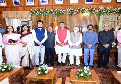 इसका जवाब कौन देगा, जब भाजपा, कांग्रेस, झामुमो और प्रभात खबर के बीच ही सूचना आयुक्त के पदों का बंटवारा करना था तो इसके लिए अखबार में विज्ञापन निकालने की क्या जरूरत थी?