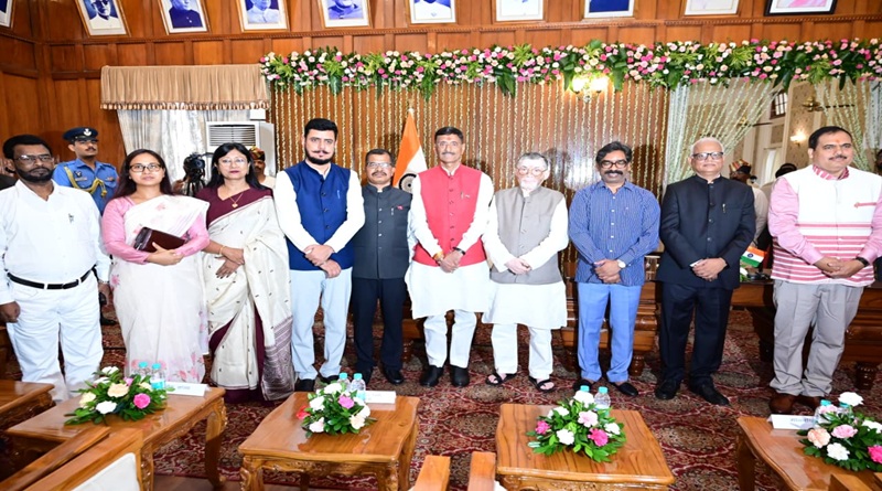इसका जवाब कौन देगा, जब भाजपा, कांग्रेस, झामुमो और प्रभात खबर के बीच ही सूचना आयुक्त के पदों का बंटवारा करना था तो इसके लिए अखबार में विज्ञापन निकालने की क्या जरूरत थी?