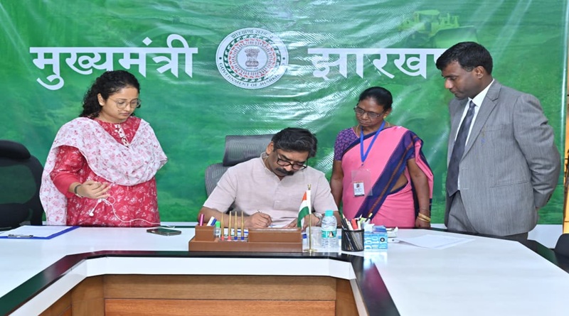 मुख्यमंत्री हेमन्त सोरेन ने स्वयं भरा एसआईआर प्रपत्र, लोकतांत्रिक प्रक्रिया में सहभागिता का दिया संदेश