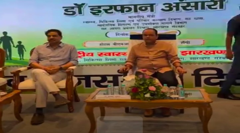 झारखण्ड के एक आईएएस द्वारा सरकारी कार्यक्रम में अमर्यादित तरीके से मंत्री के साथ बैठने की सोशल साइट पर चर्चा