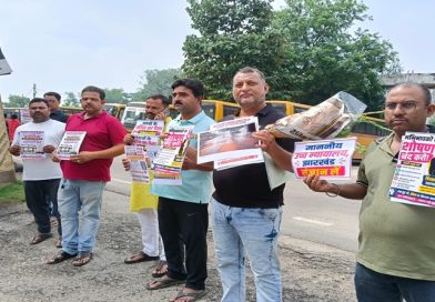 विवेकानन्द विद्या मंदिर में व्याप्त भ्रष्टाचार, गिरती शिक्षा व्यवस्था, नियमों के प्रतिकूल होते कार्य से क्षुब्ध अभिभावकों ने विद्यालय के समक्ष किया शांतिपूर्ण मौन प्रदर्शन, दिये ज्ञापन