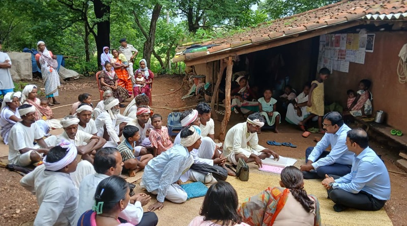 प्रशंसनीय कार्यः के रवि कुमार ने जनजातीय समुदाय के लोगों से मिलकर, उन्हें इन्यूमरेशन फॉर्म भरकर अपने बीएलओ को जमा करने के लिए किया प्रेरित