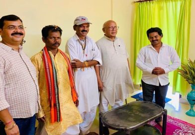 संघर्ष से मिला आशियाना, चौखट पर पहुंचे सरयू तो छलक पड़े जज्बात! जिसके हाथों चाहते थे घर की चाबी, उसे अपने फ्लैट में देख भावुक हुए आवंटी; लोग बोले, हमारे घर भी चलिए!
