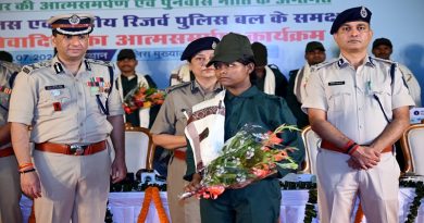 झारखंड में नक्सलवाद को बड़ा झटका: 16 हार्डकोर माओवादियों का हथियारों के साथ आत्मसमर्पण, 11 अत्याधुनिक हथियार और 1,562 गोलियां पुलिस को सौंपीं, कई बड़े हमलों व हत्याओं में रहे थे शामिल