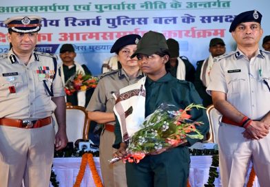 झारखंड में नक्सलवाद को बड़ा झटका: 16 हार्डकोर माओवादियों का हथियारों के साथ आत्मसमर्पण, 11 अत्याधुनिक हथियार और 1,562 गोलियां पुलिस को सौंपीं, कई बड़े हमलों व हत्याओं में रहे थे शामिल