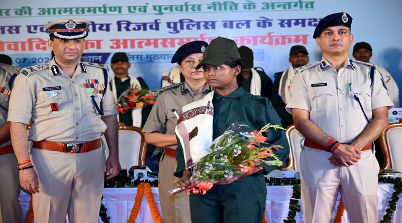 झारखंड में नक्सलवाद को बड़ा झटका: 16 हार्डकोर माओवादियों का हथियारों के साथ आत्मसमर्पण, 11 अत्याधुनिक हथियार और 1,562 गोलियां पुलिस को सौंपीं, कई बड़े हमलों व हत्याओं में रहे थे शामिल