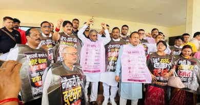 झारखण्ड विधानसभा के मानसून सत्र का दूसरा दिन हंगामे की भेंट चढ़ा, हो-हंगामे के बीच वित्त मंत्री ने सदन में 839931.11 लाख रुपये का प्रथम अनुपूरक बजट किया पेश