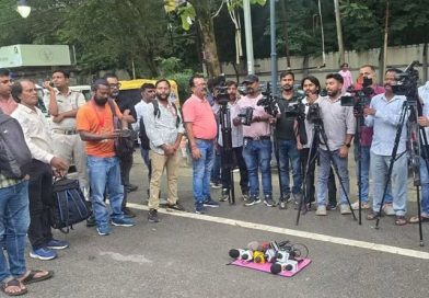 खबर का क्या, खबर तो चलकर मेरे पास आती है, सचिवालय तो इसलिए जाते हैं कि लोगों से भेंट मुलाकात हो जाती हैं, अगर ये सोच है पत्रकारों की, तो सचिवालयों में ऐसे लोगों के प्रवेश पर रोक लगाना जरूरी हो जाता है