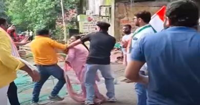 सावधानः ये नये भाजपा कार्यकर्ता हैं, ये बंद के दौरान आम नागरिकों-पत्रकारों को गाली भी देते हैं और तिरंगा यात्रा के दौरान अपनी ही महिला कार्यकर्ताओं की लाठी से पिटाई भी कर देते हैं