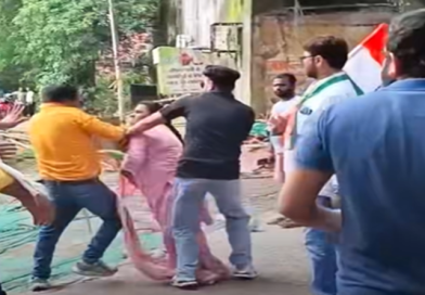 सावधानः ये नये भाजपा कार्यकर्ता हैं, ये बंद के दौरान आम नागरिकों-पत्रकारों को गाली भी देते हैं और तिरंगा यात्रा के दौरान अपनी ही महिला कार्यकर्ताओं की लाठी से पिटाई भी कर देते हैं