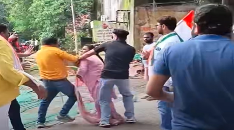 सावधानः ये नये भाजपा कार्यकर्ता हैं, ये बंद के दौरान आम नागरिकों-पत्रकारों को गाली भी देते हैं और तिरंगा यात्रा के दौरान अपनी ही महिला कार्यकर्ताओं की लाठी से पिटाई भी कर देते हैं