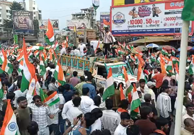 रांची में आंदोलनरत छात्रों ने निकाली तिरंगा यात्रा, देवेन्द्र नाथ महतो को तिरंगा यात्रा में शामिल होने से पुलिस प्रशासन ने रोका