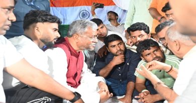 बाबूलाल मरांडी आंदोलनरत छात्रों से मिले, कहा-पूरे मामले की हो CBI जांच, छात्रों की मांगें बिल्कुल जायज, भाजपा सड़क से सदन तक उनके साथ, जो कर्मचारी पैसे देकर चयनित होंगे, वे भ्रष्टाचार का रायता ही फैलाएंगे