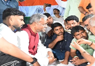 बाबूलाल मरांडी आंदोलनरत छात्रों से मिले, कहा-पूरे मामले की हो CBI जांच, छात्रों की मांगें बिल्कुल जायज, भाजपा सड़क से सदन तक उनके साथ, जो कर्मचारी पैसे देकर चयनित होंगे, वे भ्रष्टाचार का रायता ही फैलाएंगे