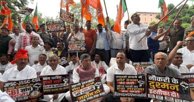 छात्रों के समर्थन में वार्ता करने सीएम आवास पहुंचे भाजपा नेता, पुलिस के रोकने पर मुख्यमंत्री आवास के गेट पर ही धरना पर बैठे, सीएम हेमन्त सोरेन से इस्तीफा मांगा