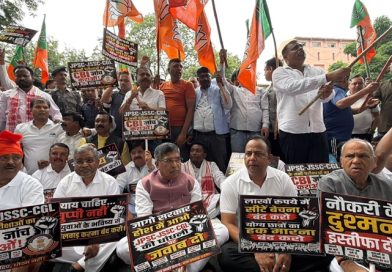 छात्रों के समर्थन में वार्ता करने सीएम आवास पहुंचे भाजपा नेता, पुलिस के रोकने पर मुख्यमंत्री आवास के गेट पर ही धरना पर बैठे, सीएम हेमन्त सोरेन से इस्तीफा मांगा