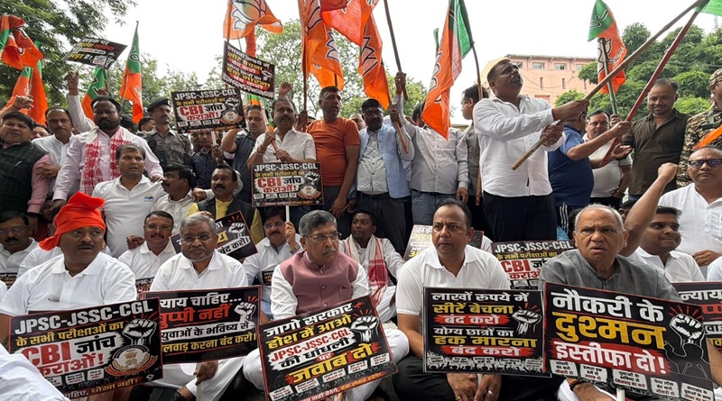 छात्रों के समर्थन में वार्ता करने सीएम आवास पहुंचे भाजपा नेता, पुलिस के रोकने पर मुख्यमंत्री आवास के गेट पर ही धरना पर बैठे, सीएम हेमन्त सोरेन से इस्तीफा मांगा