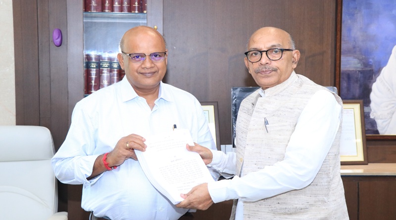 झारखण्ड विधानसभा की सरकारी आश्वासन समिति ने स्पीकर रबीन्द्र नाथ महतो को 50वें, 51वें व 52वें प्रतिवेदनों की प्रतियां पेश कीं