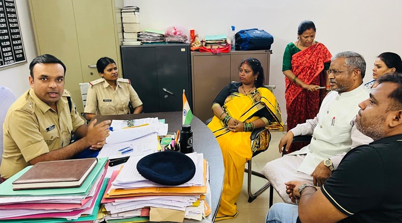छात्र नेत्री अमीषा प्रसाद को डिटेन करने की सूचना पर कोतवाली थाना पहुंचे नेता प्रतिपक्ष, दो घंटे तक डटे रहे थाने में, दिया बयान बच्चों को डराने धमकाने से बाज आए सरकार, नहीं तो भारी कीमत चुकाने को रहे तैयार
