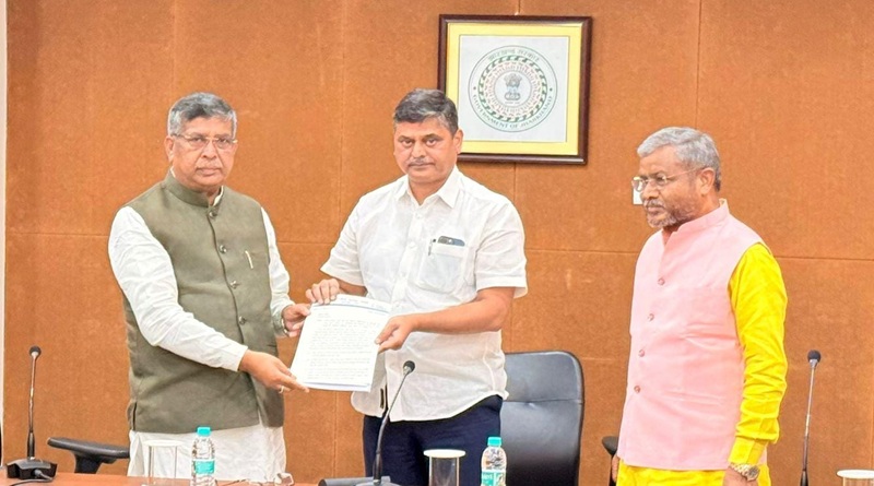 JPSC एवं JSSC में हुई धांधली की जांच CBI से कराने और छात्रों के खिलाफ हुई प्राथमिकी को रद्द करने की मांग को लेकर भाजपा का एक प्रतिनिधिमंडल मुख्य सचिव से मिला